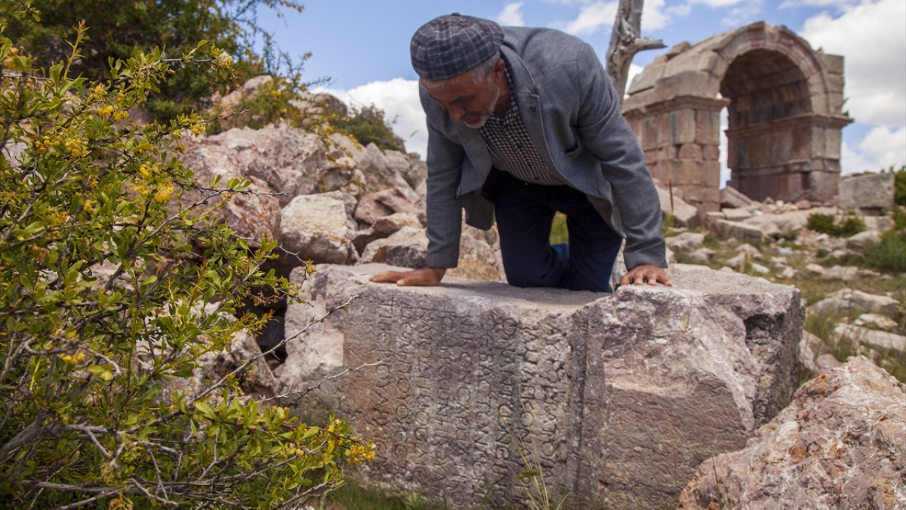 Konya-Bozkır yolu üzerinden Hacılar Mahallesi`ndeki yönlendirme levhalarıyla stabilize yolun uzandığı antik kente araçla çıkılabiliyor.