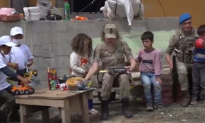 Jandarma depremzede çocukları unutmadı