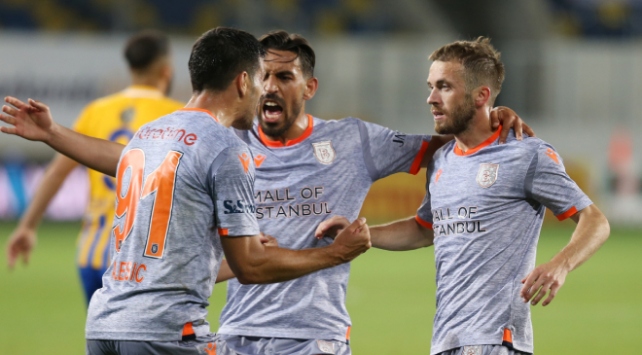 Geriden gelen Başakşehir maç fazlasıyla lider