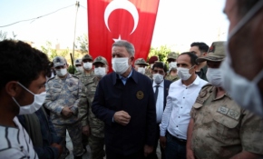 Bakan Akar: Teröristlerin inlerini yıkmaya devam ediyoruz