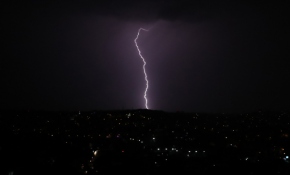 İstanbul'da şimşekler geceyi aydınlattı