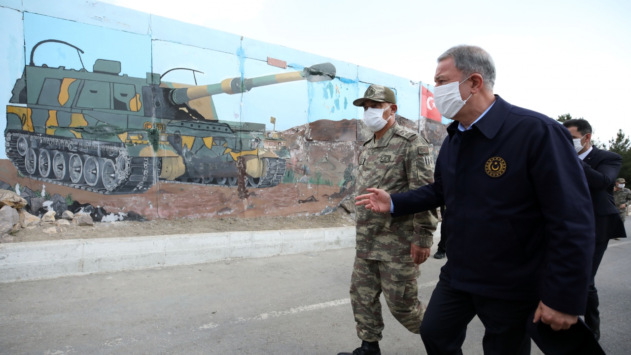 Teröristlerin döktüğü kanın hesabının bugüne kadar sorulduğunu, bundan sonra da sorulmaya devam edileceğini vurgulayan Akar,