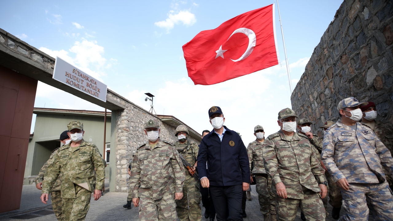 Burada faaliyetlere ilişkin bilgi alan Akar ve komutanlar, Pençe-Kaplan Operasyonu bölgesini de yerinden inceledi.