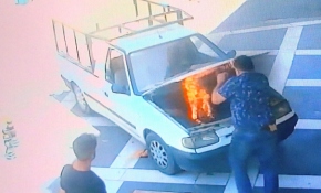 Yanan araçtan son anda kurtuldular