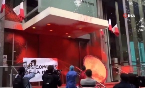 Fransa'da sarı yelekliler bakanlık binasını boyadı