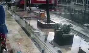 Yangına giden itfaiye aracı kaza yaptı: Bir kişi ölümden saniyelerle kurtuldu