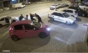 Kick boksçu trafikte tartıştığı 3 kişiyi yere serdi