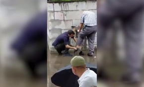 Rize'de bir polis, abdest alan yaşlı adamın çoraplarını giydirdi