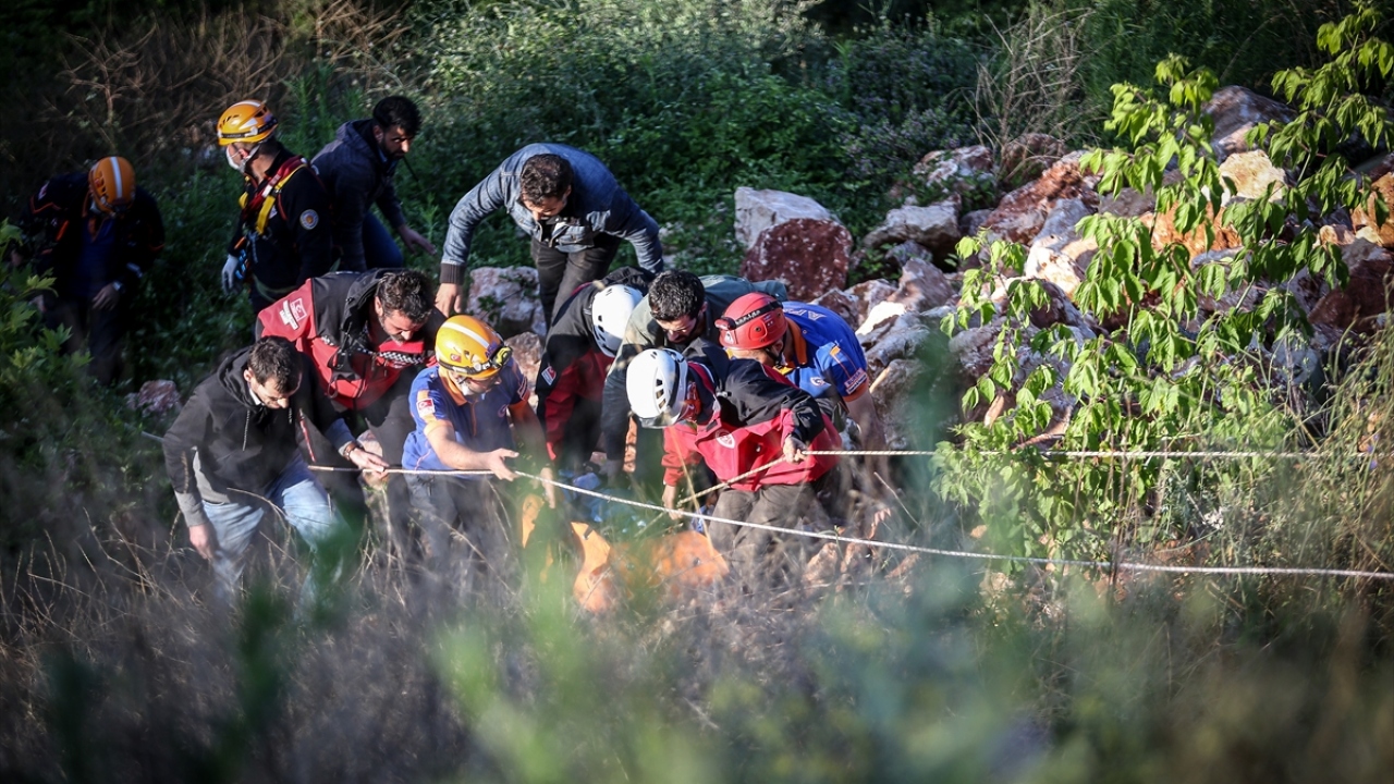 Araçlara gerilen halatlarla dere yatağına inen ekipler, 2 kişinin cansız bedenini yukarı çıkardı.