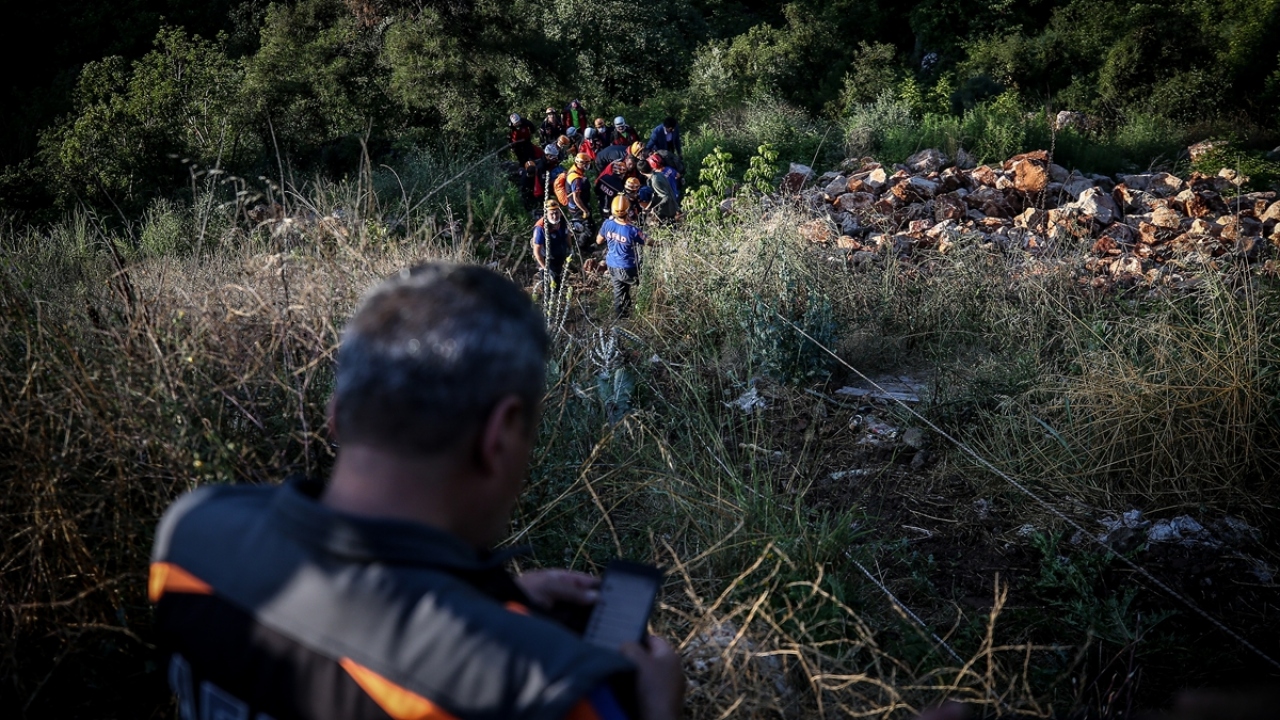 Kaybolan diğer kişiyi arama çalışmaları devam ediyor.