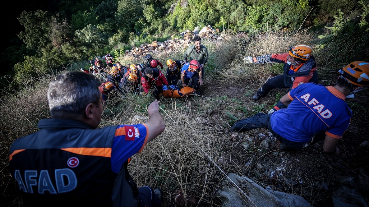 Ekipler, ilçeye bağlı Kayacık Mahallesi`nde yürüttükleri selde kaybolan 4 kişiyi arama çalışmalarında, dere yatağında 2 kişinin cesedine ulaştı.