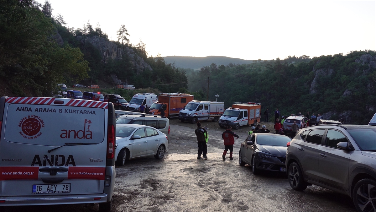 Ambulanslara konulan cesetler, Bursa Şehir Hastanesi morguna kaldırıldı.