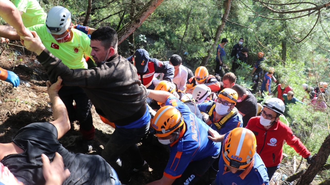 Bu sırada, ölen kişilerin olay yerinde bulunan yakınları gözyaşları içinde çalışanlara yardım etti.