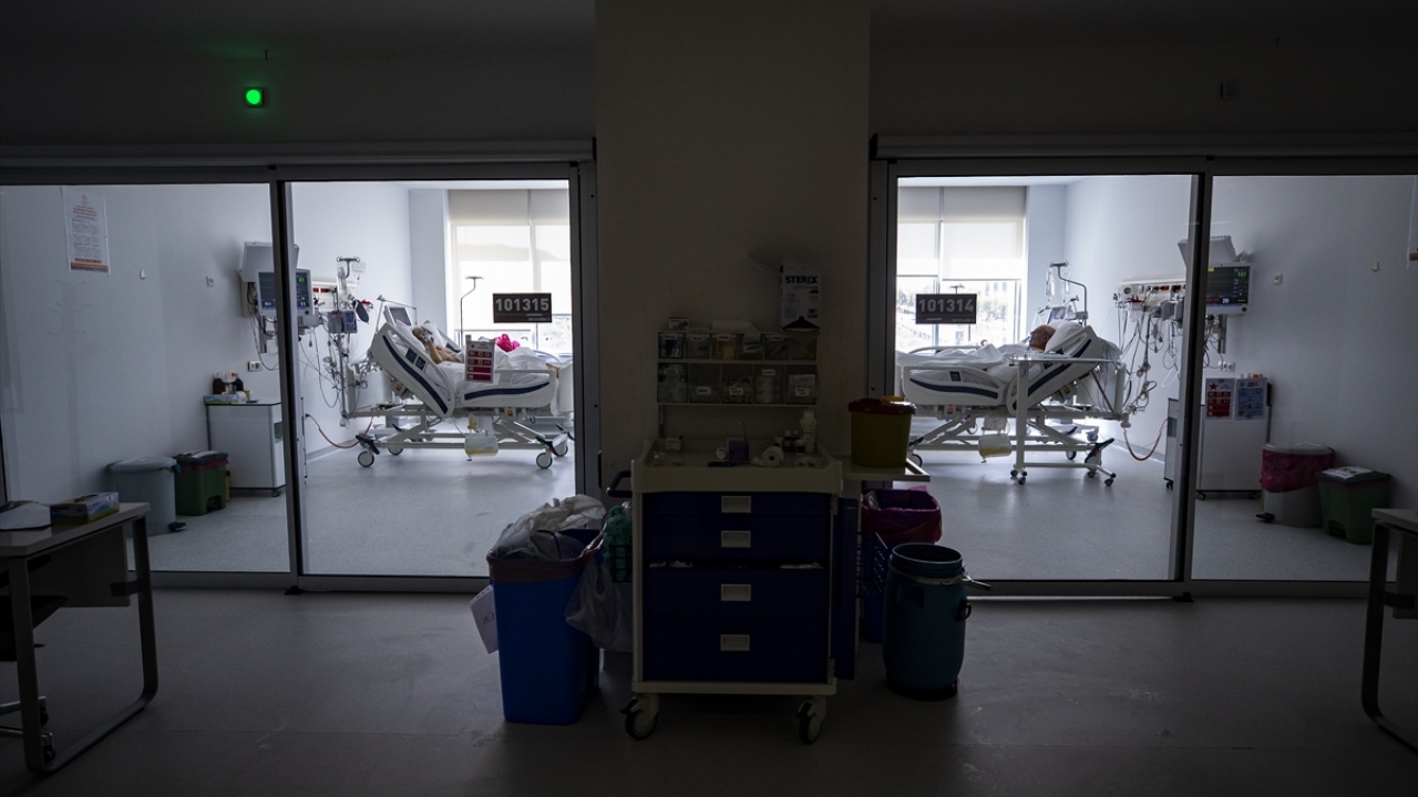 COVID-19 verilerinin derlendiği "Worldometer" internet sitesine göre, COVID-19`a yakalananların sayısı 9 milyon 6 bin 759`a ulaştı.