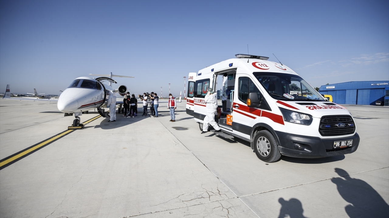 Uçağın inişinin ardından sağlık görevlileri, kontrol için uçak içerisine girdi. 