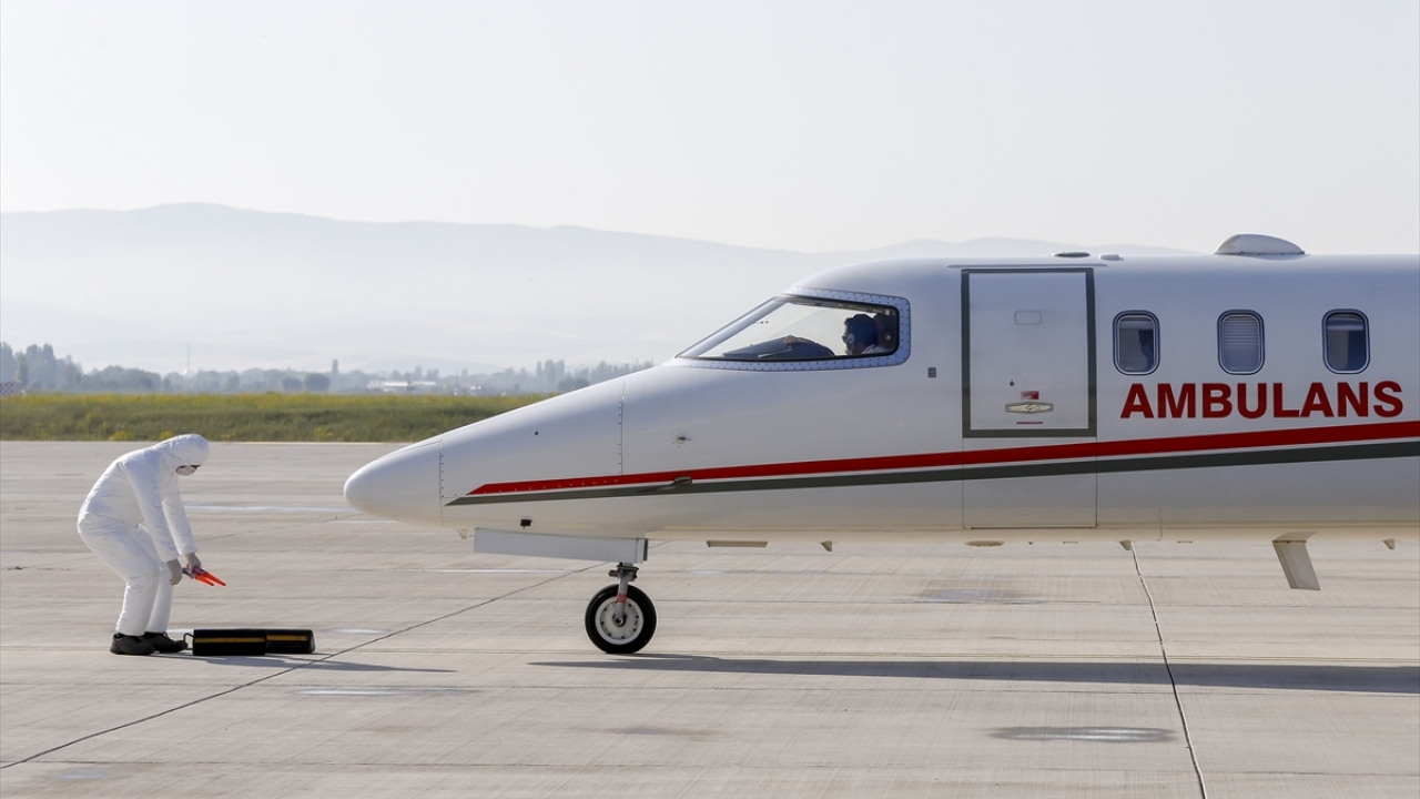 Hasta çocuğun etkilenmemesi için uçağın alçak irtifada geldiği öğrenildi.