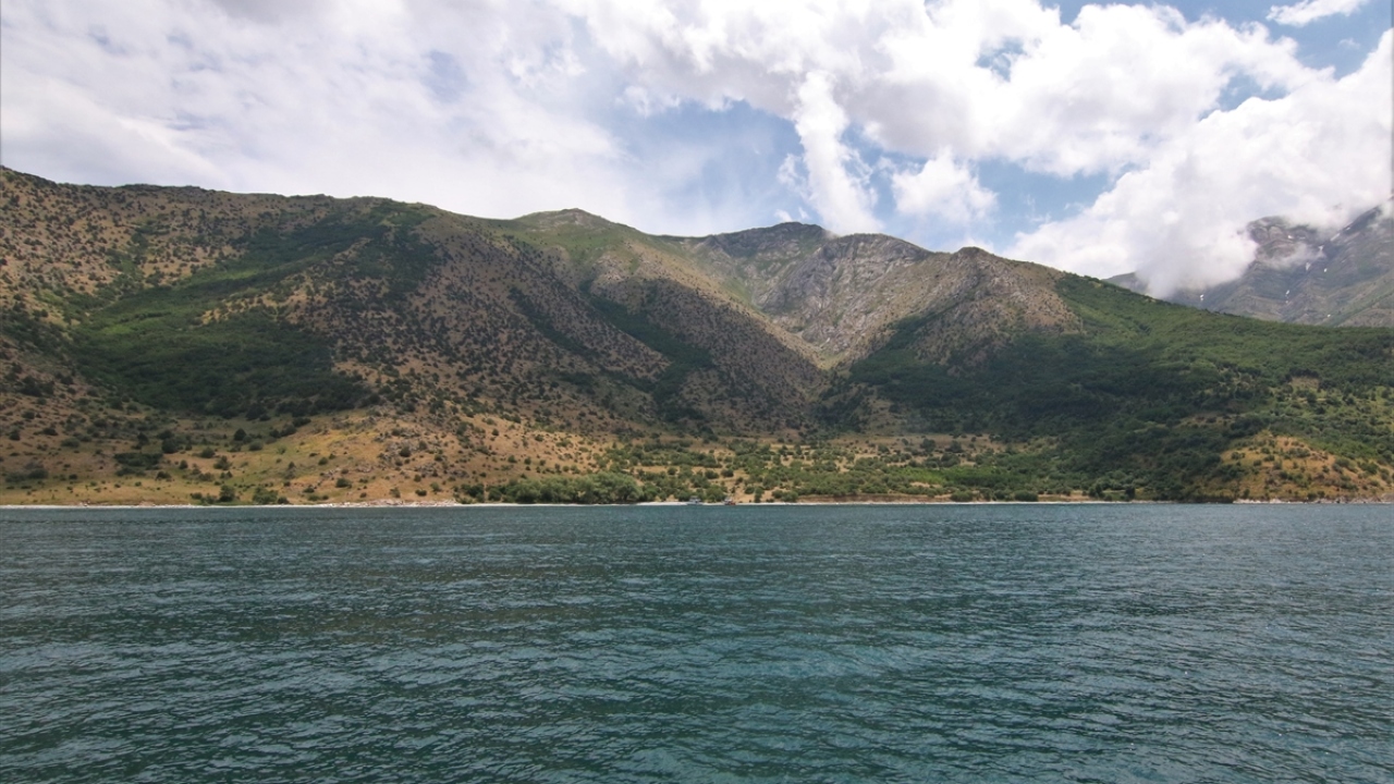 Van Gölü`nün keşfedilmemiş koyları, mavi bayraklı plajı, tarihi kaleleri, şelalesi ve inci kefallerinin göçüyle bölgenin en önemli turizm merkezlerinden Van`ın, turizmde hak ettiği yere gelmesi için çalışmalar sürüyor. 