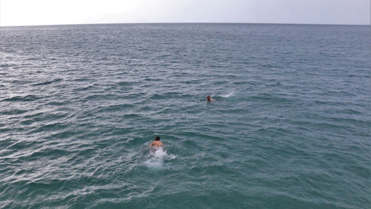 Bu kapsamda Van Gölü`nün Ağin sahillerine gezi düzenleyen Van TSO yönetim kurulu üyeleri, Ege ve Akdeniz bölgesindeki plajları aratmayan güzelliğe sahip bölgede, turizm konusunda farkındalık çağrısı yaptı.