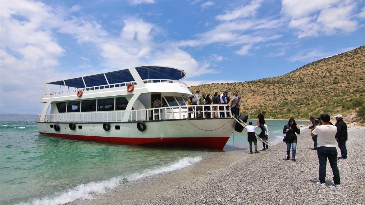 "Van Gölü`nde yüzmeden kimse ölmesin" 