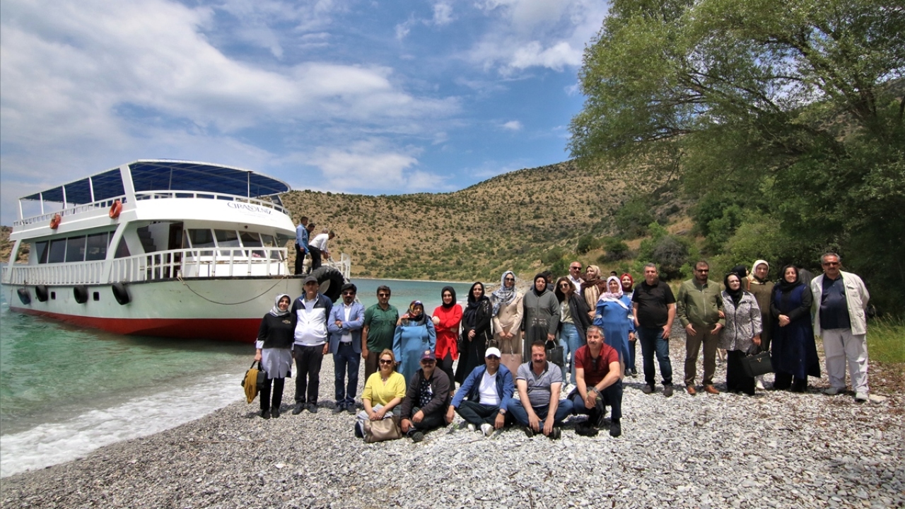 Tekneyle dolaştıkları koyları basın mensuplarına tanıtan Takva ile yönetim kurulu ve meclis üyeleri, daha sonra sahilde piknik yapan vatandaşlarla sohbet etti, çevre temizliği yaptı. 