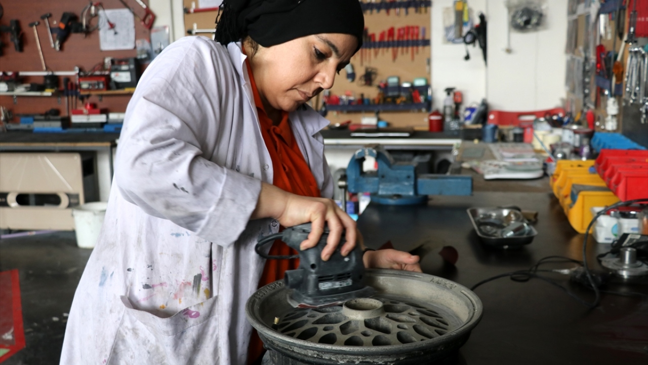 Kadınların, çalışma hayatının her alanında olduğunu en iyi anlatan örneklerden Birgül usta, ustalığıyla erkek meslektaşlarıyla yarışıyor.