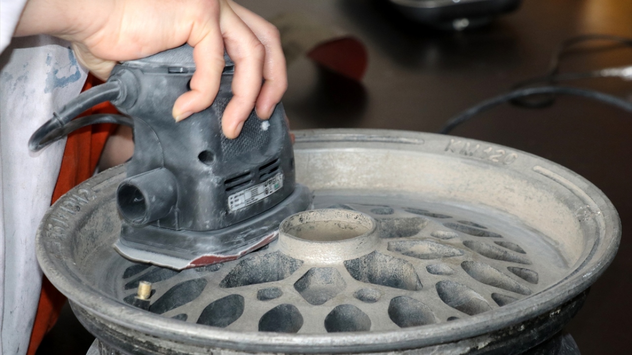 Özellikle kadın sürücüleri dükkanına davet eden Kapkın, "Hepsi buyursun gelsinler, tanışırız oturup bir çay içeriz." diye konuştu. 