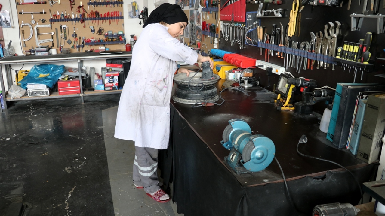 Sultanşehir Sanayi Sitesi`ndeki tamir dükkanında eşiyle çalışan 2 çocuk annesi 40 yaşındaki Birgül Kapkın, jant boyuyor, takıp söküyor, tamir ediyor.