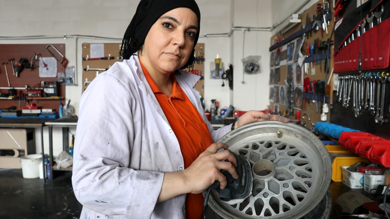 Evde boya yaptığı sırada eşinin "gel beraber jant boyayalım" sözü ile iş hayatına atıldığını anlatan Kapkın, "İlk başlarda evde birkaç deneme yaptım. Daha sonra dükkan açmaya karar verdik. Bu işe soyunduk ve başarılı olduk." dedi.