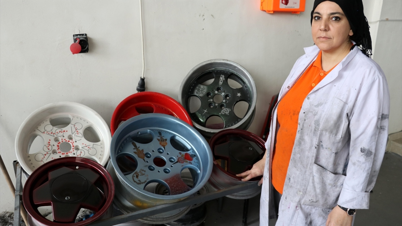 Sivas Valisi Salih Ayhan`ın, kısa süre önce dükkanını ziyaret ettiğini anlatan Kapkın, yaptığı işleri çok beğendiğini ve her zaman destek olacağını söylediğini sözlerine ekledi.