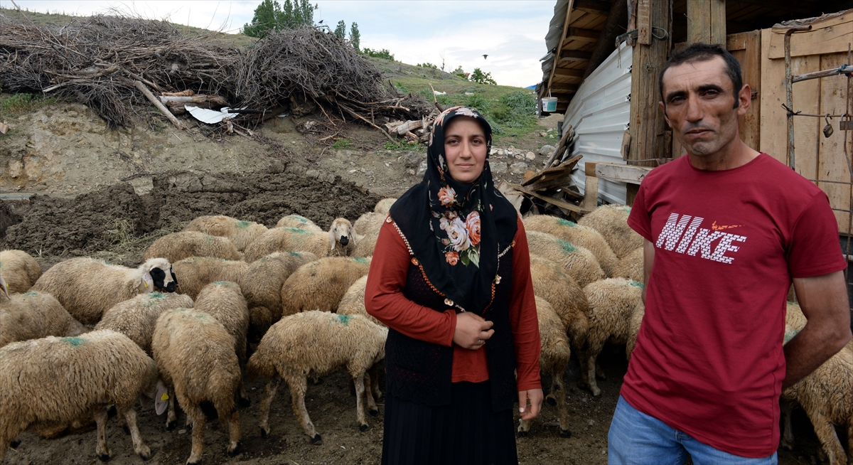 Gülender (solda) ve Nuh Balcı (sağda) çifti, ihtiyaç sahibi iki ailenin yüzünü güldürdü.