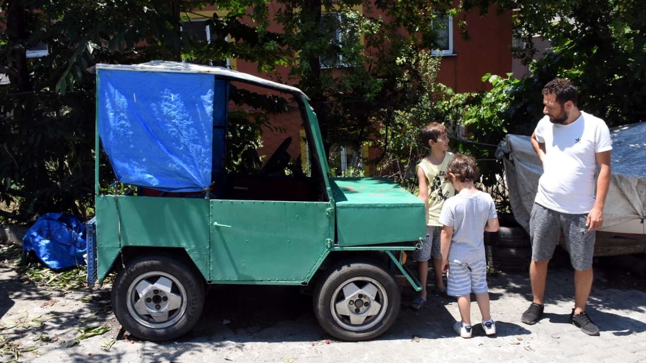 Sac parçalarından aracın kaportasını oluşturan Tavlı, inşaat demiriyle sağlamlaştırdığı aracının motorunu ise sandal motorundan yaptı.