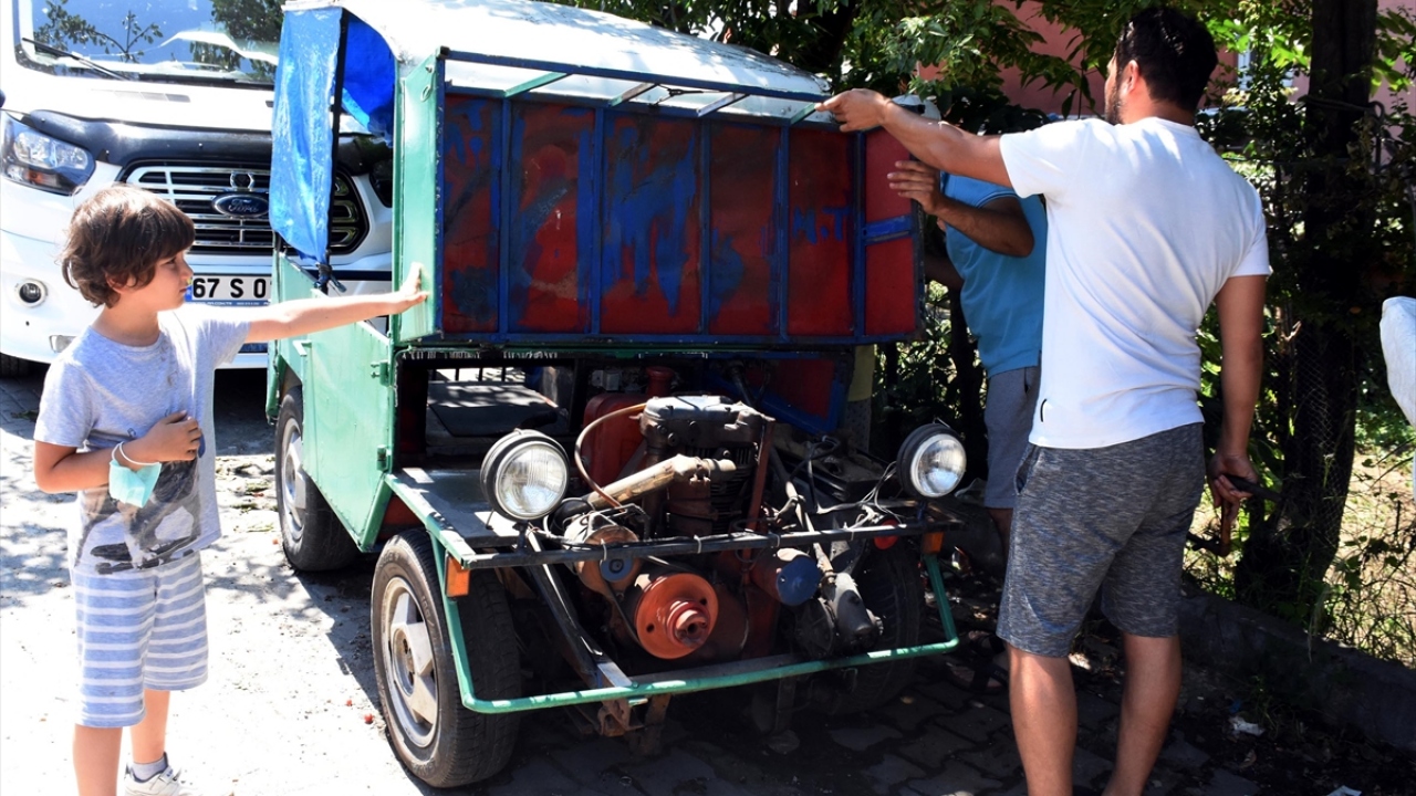 Yeni tip koronavirüs (Covid-19) sürecinde memleketi Kastamonu`ya giden Tavlı, aracını çocuklarına bıraktı. Çocukları da babalarının yokluğunda araca adeta gözleri gibi bakıyor.