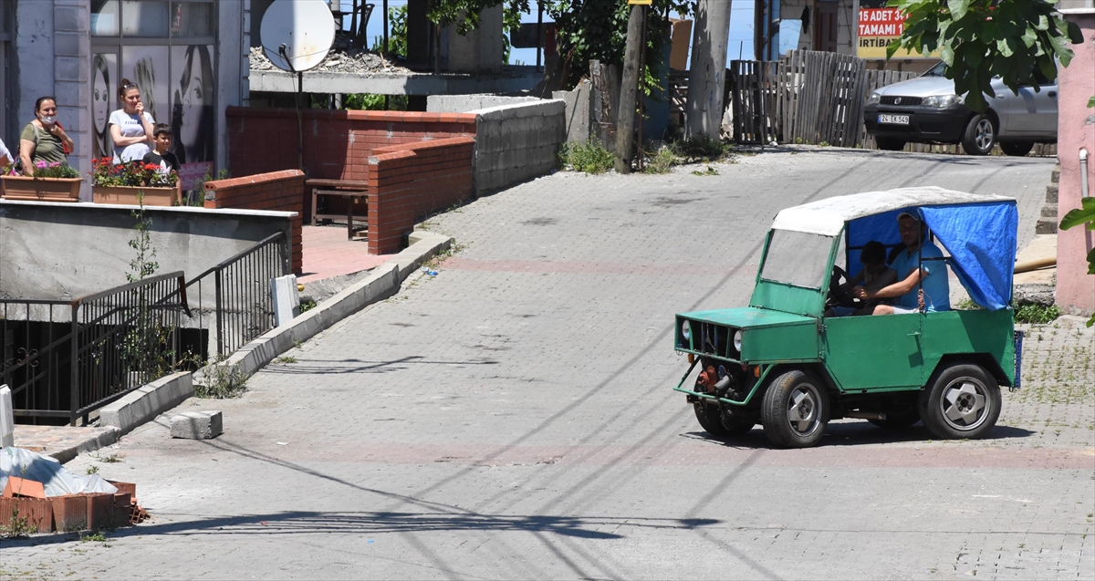 Serbest meslek sahibi Mehmet Tavlı, köyünde kullanmak için, topladığı hurda malzemeler ile evinde kullanmadığı çeşitli araç ve gereçlerden araç tasarlamaya karar verdi.
