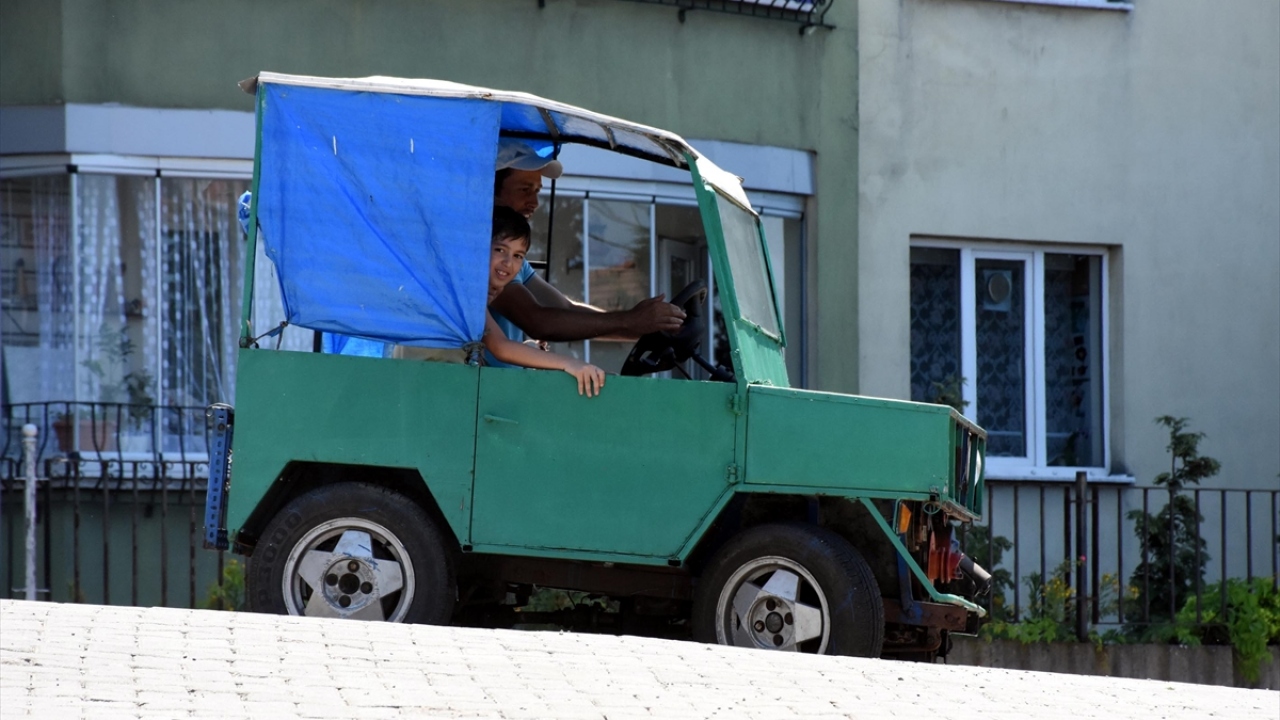Tavlı, yolda aracı görenlerin şaşırdığını belirterek, "Nasıl yapıldığını soruyorlar. Aracın önünde fotoğraf çektirenler oluyor. Araç insanların ilgisini çekiyor." dedi.
