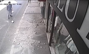 Önüne düşen beton parçalarından son anda kurtuldu