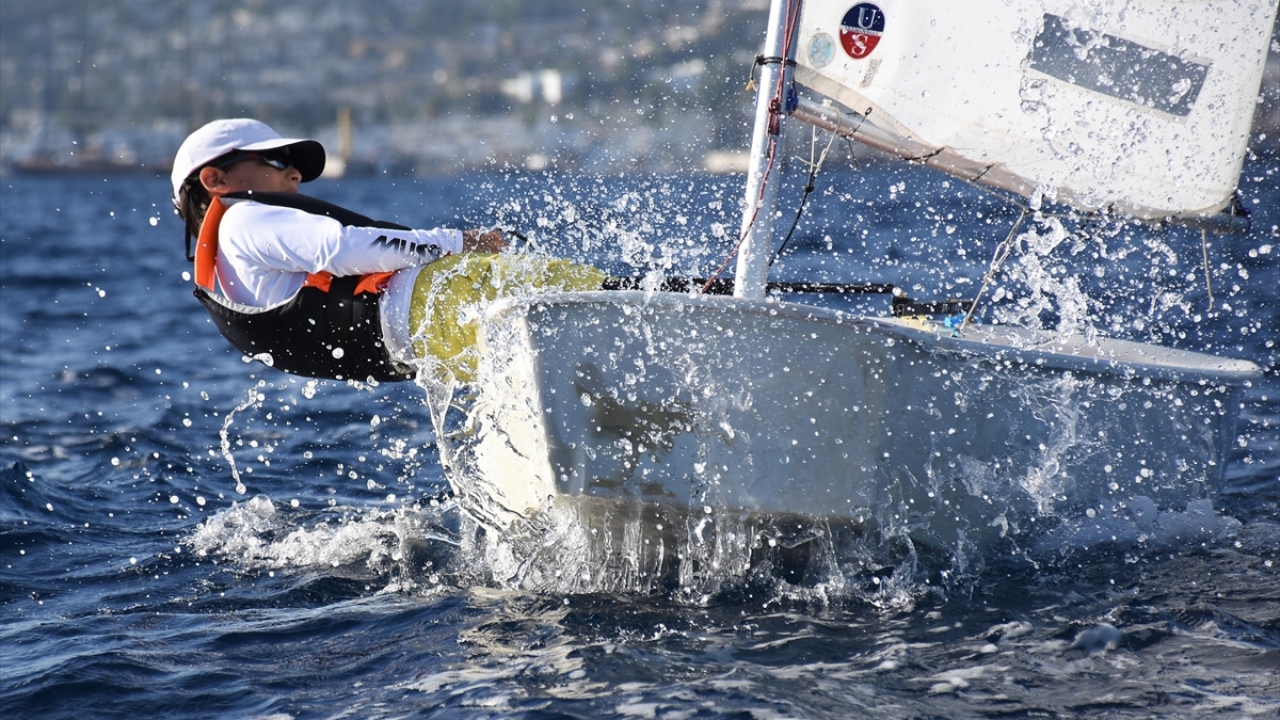 Sporcuların evde kaldıkları sürede telekonferansla ders yaptıklarını anlatan Çelik, "Su yüzeyi çok farklı. İlk birkaç gün ağrı sızı oldu ama şu an hepsi eski formlarını geri kazanıyor." ifadesini kullandı.