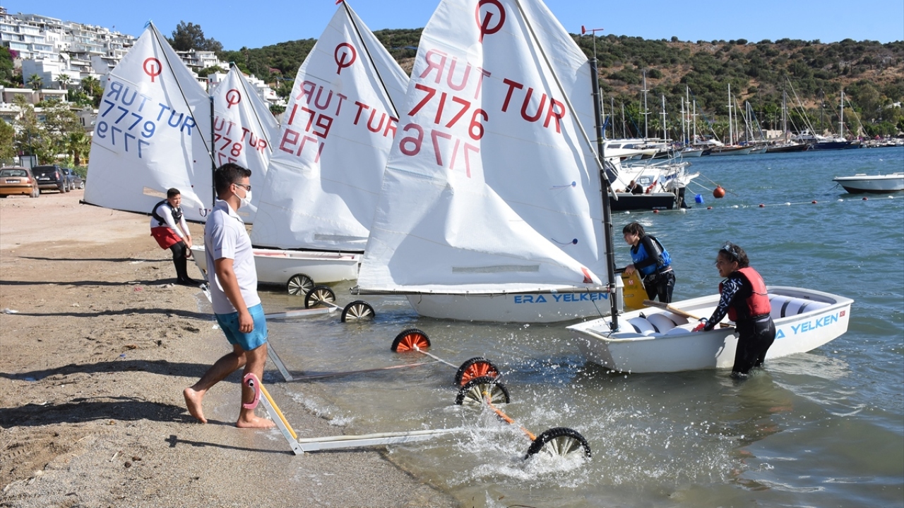 Optimist sınıfı sporculardan Mustafa Poyraz ise uzun zaman sonra yeniden spor yapmanın ve form tutmaya başlamanın mutluluğunu yaşadığını dile getirdi.