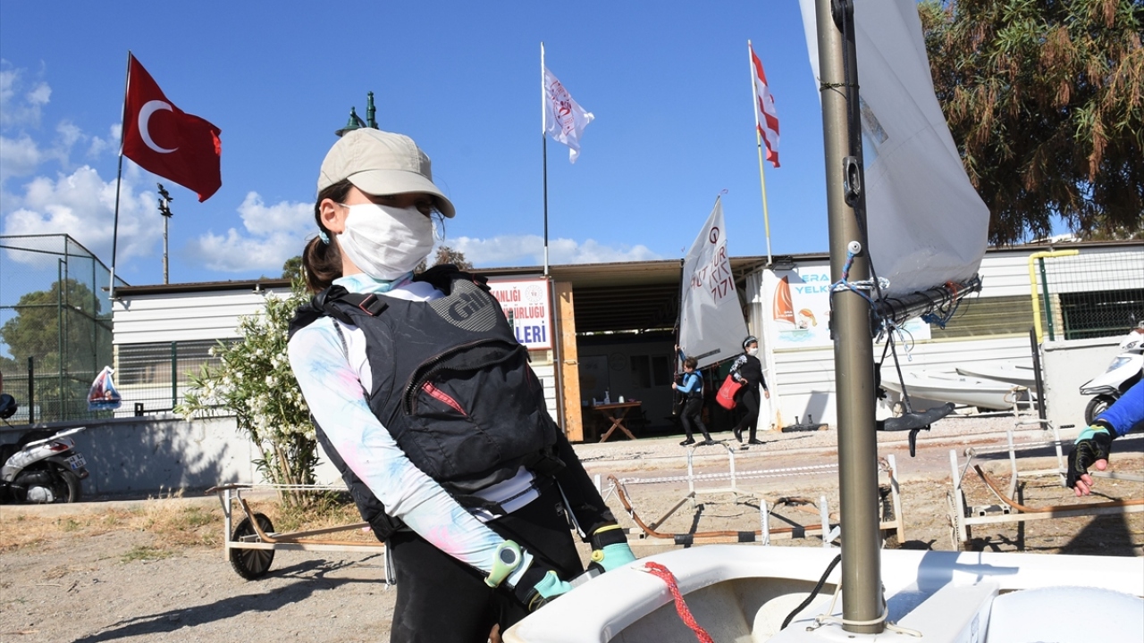 Üç ay denizden uzak kaldıklarını kaydeden laser sınıfı sporcusu Ataberk Erbektaş, "Formdan çok düşmemek için evde spor yaptım. Şimdi de formumu geri yükseltmeye çalışıyorum. Antrenmanlarla yavaş eski formumuza geri döneceğiz." ifadelerini kullandı.