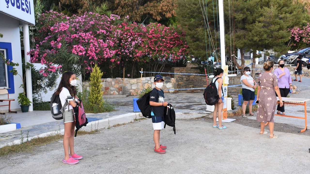 Maskelerini takıp yelken kıyafetleri ile kulüplerine gelen sporcular, ateşleri ölçülüp el dezenfektan ünitelerinde ellerini dezenfekte ederek girdikleri eğitim alanında, teknelerini hazırlayıp denize açılıyor.