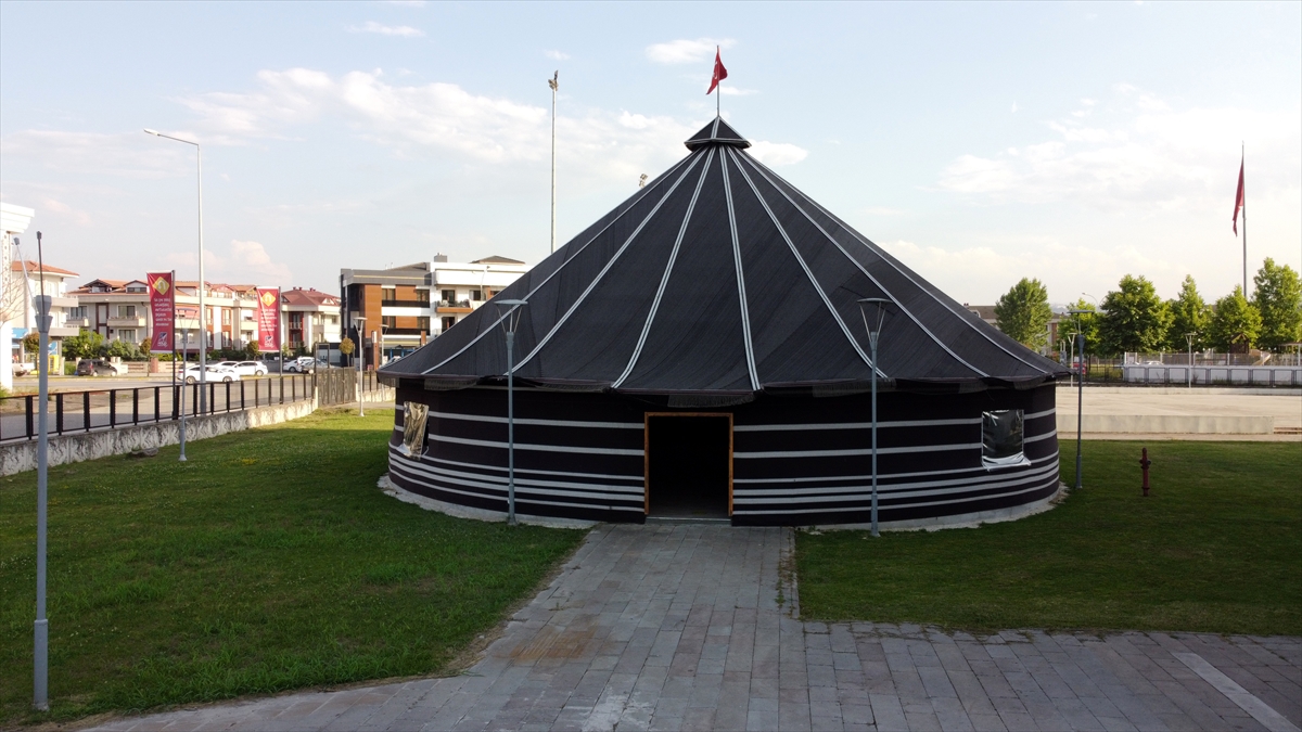 Gençlik ve Spor İl Müdürlüğünce hem ata sporu okçuluğu yaygınlaştırmak hem de tarihi kültürü yaşatmak amacıyla Sakarya Spor Salonu bahçesinde 16 metre çapında geleneksel okçuluk çadırı hizmete açıldı.