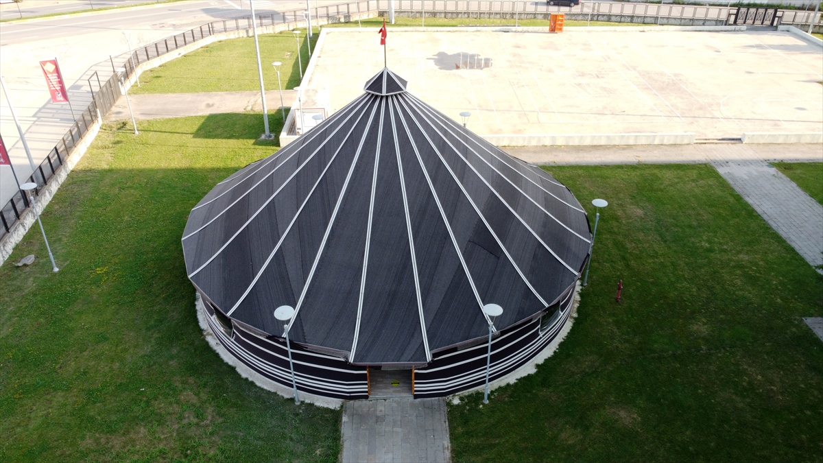 Haftanın belirli günlerinde antrenörleri gözetiminde çalışan sporcular, geleneksel ortamda spor yapmanın mutluluğunu yaşıyor.