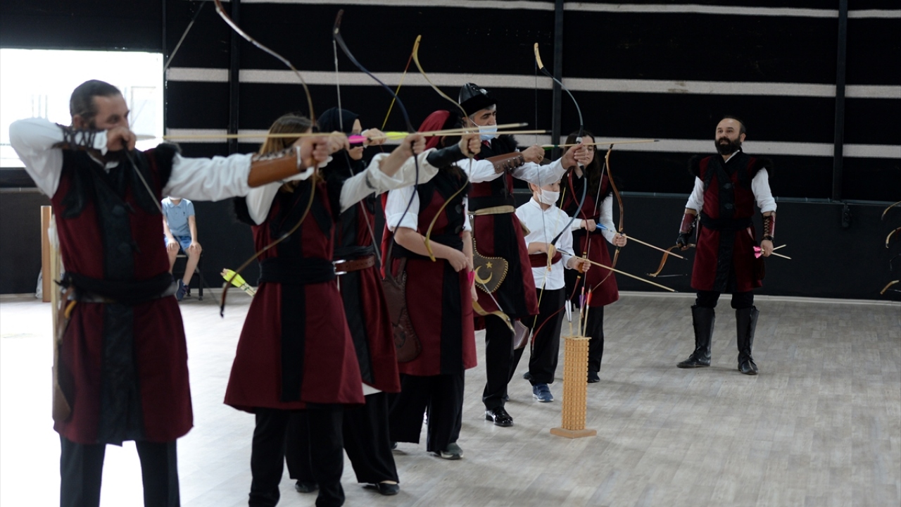 Herkesi okçuluk sporu yapmaya davet eden Özsoy, "Ücretsiz bir şekilde buralardan istifade edebilirler. Materyaller hazırlanmış vaziyette, hocalarımızın eşliğinde 7/24 çalışma yapabiliyorlar." şeklinde konuştu.