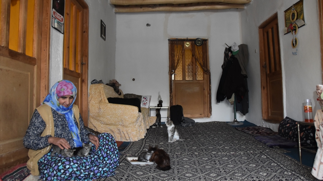 Kaldıkları evin bir bölümünde oluşan çatlaklardan dolayı hasarlı olduğunu dile getiren Yılmaz, şunları kaydetti: