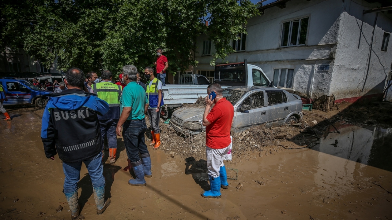 İlçede dün akşama doğru kuvvetli sağanak ve dolunun yol açtığı selden en fazla etkilenen yerlerden Dudaklı Mahallesi`nde yaralar sarılıyor.
