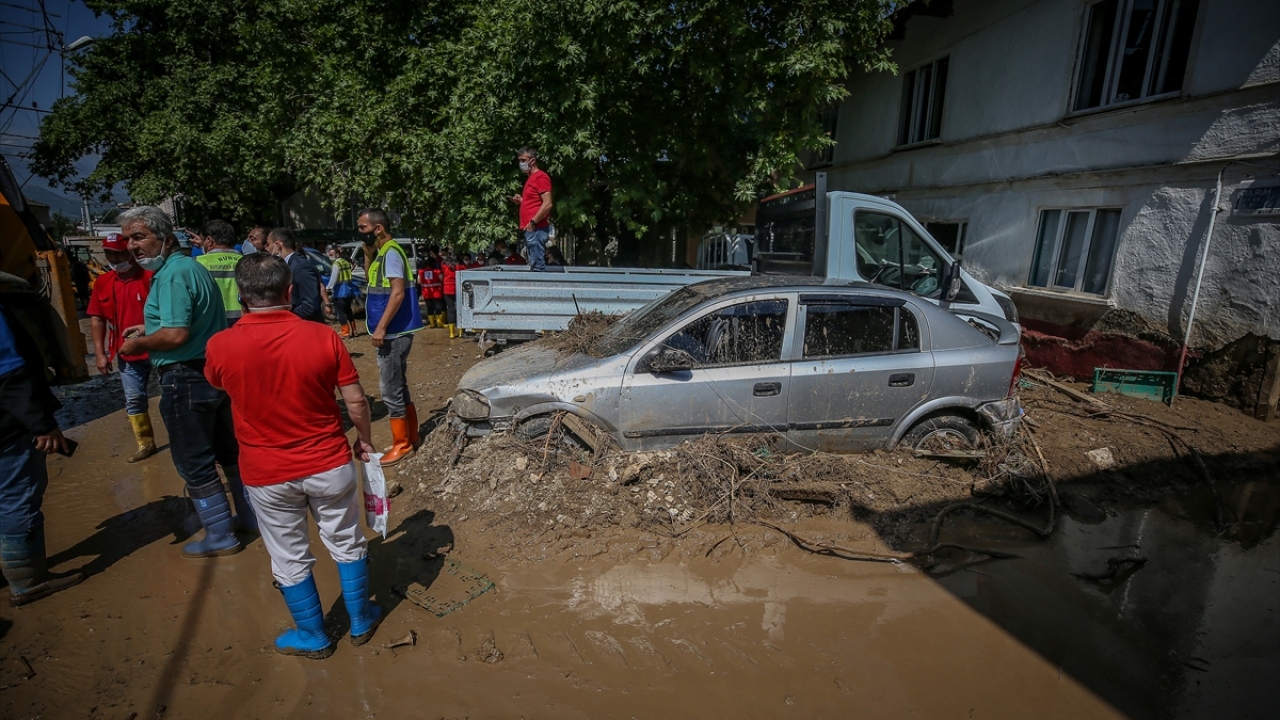 Yaklaşık 550 kişinin yaşadığı 130 haneli mahallede çok fazla ev selden zarar gördü, 50`ye yakın traktör ve otomobil sular altında kaldı.