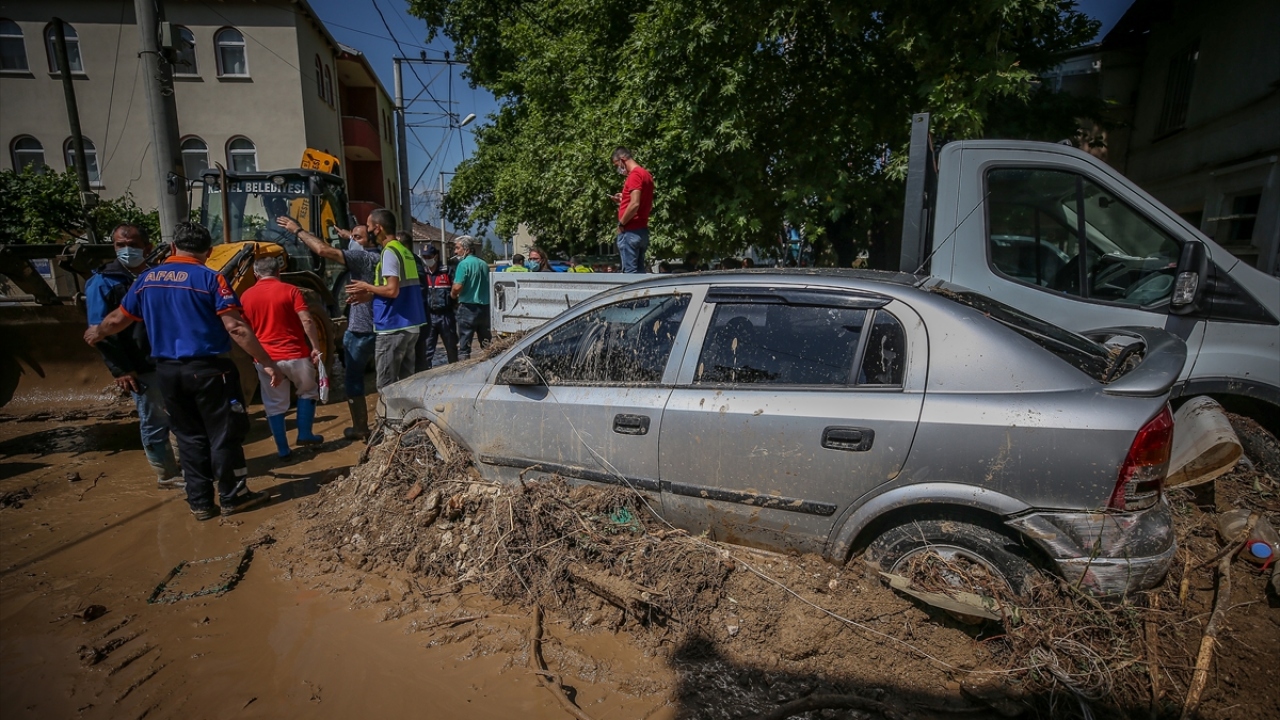 Yüzlerce dönüm sebze ve meyve bahçelerinin de zarar gördüğü mahallede AFAD, Bursa Büyükşehir Belediyesi ve jandarma ekipleri ile diğer ilgili kurumlar hasar tespit çalışmalarını sürdürüyor.
