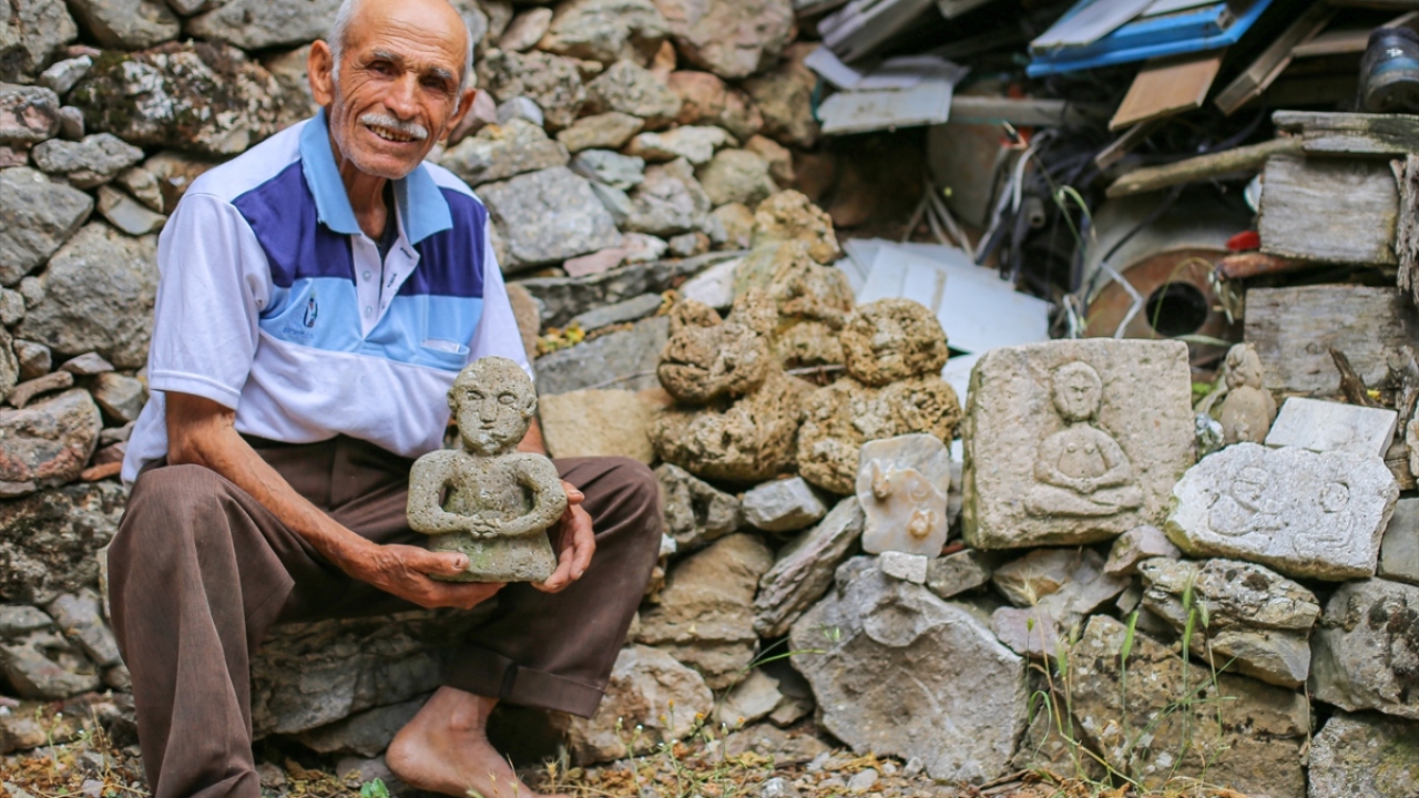 Kalp kapağı değişen ve farklı rahatsızlıklar nedeniyle 5 ameliyat geçiren Şengül, kendisine uğraş edinmek için ağaç ve taş işlemeciliğine yöneldi.