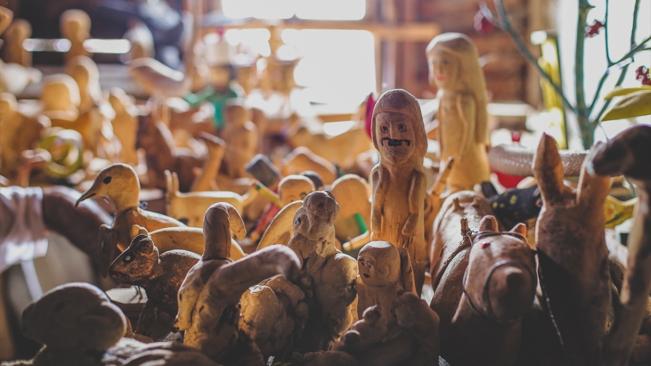 Evinin her bir köşesinde ilginç ve değişik eserler bulunan Şengül, sabah erken saatlerde kalkıp, dağa çıkıp, dere yatağına gittiğini, buralardan ve sokaktan topladığı parçaları eve getirdiğini söyledi. 