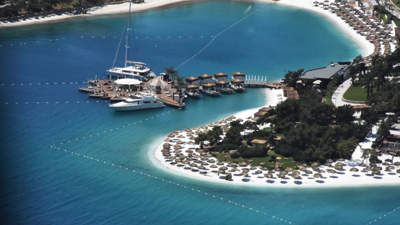 Antalya ve Muğla`da, yeni tip koronavirüs (Covid-19) tedbirlerinin esnetilmesinin ardından iç turizmin hareketlenmesiyle bazı vatandaşlar sahil ve plajlarda vakit geçiriyor.