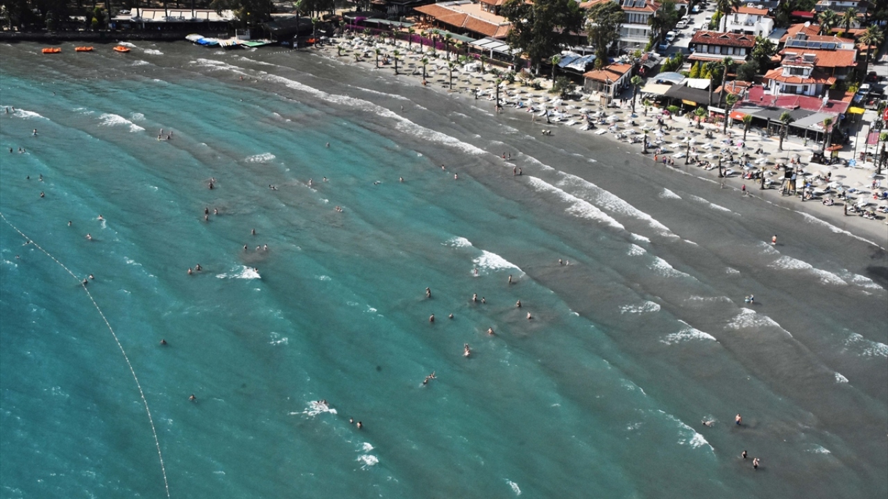 Termometrelerin 26 dereceyi gösterdiği, deniz suyu sıcaklığının ise 25 derece ölçüldüğü, "turizmin başkenti" olarak nitelenen Antalya`da, nem oranın ise yüzde 57 olduğu görüldü. 